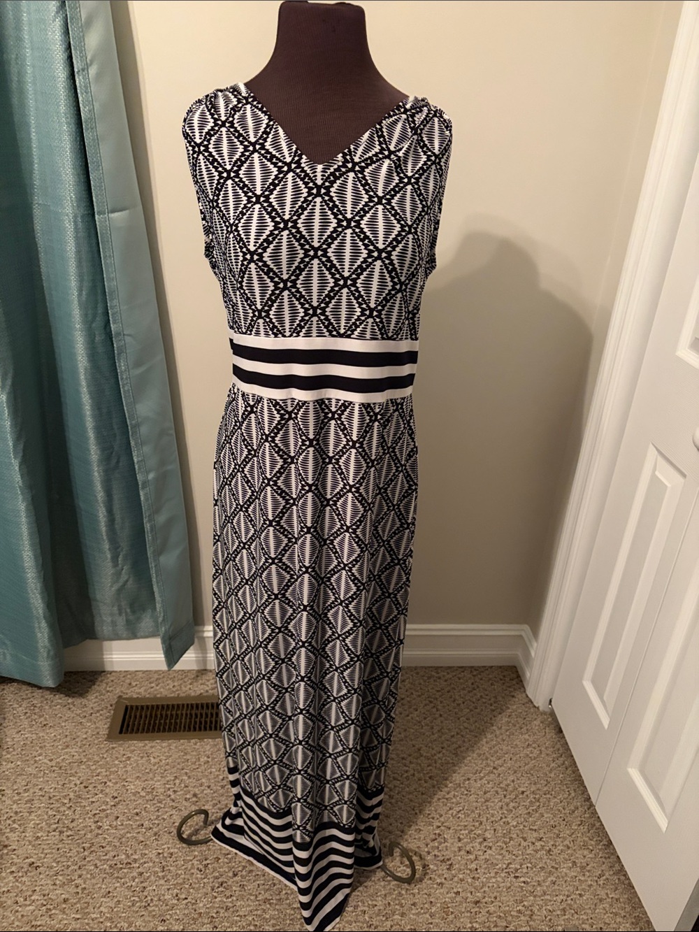 Chico’s Size 1 Black and White Geometric Maxi Dress - Women's